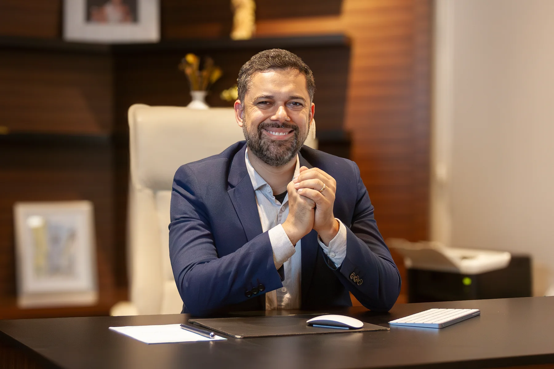 Dr. Adecir Bispo, neurologista, em sua clínica em Santa Maria — RS